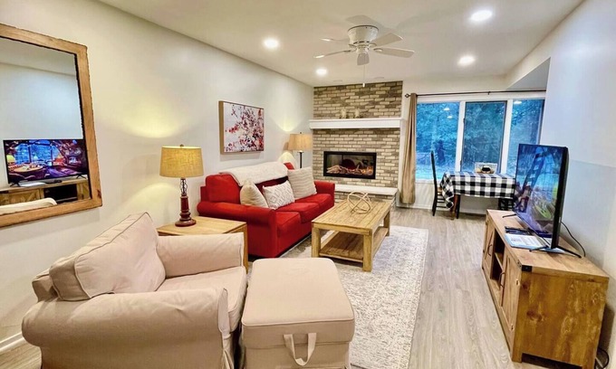 Harbor Springs Condo | PET Friendly Condo w/POOLS (1 Mile from Ski Hill)