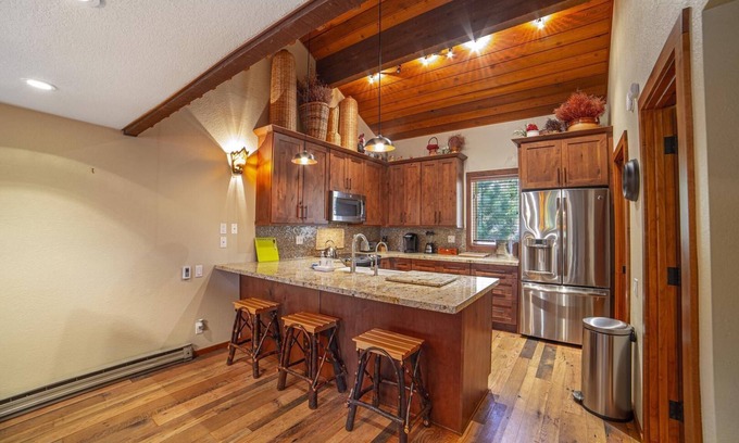 Mammoth Lakes Condo | Pet-Friendly Condo w/Private Balcony & Stunning Views - #445