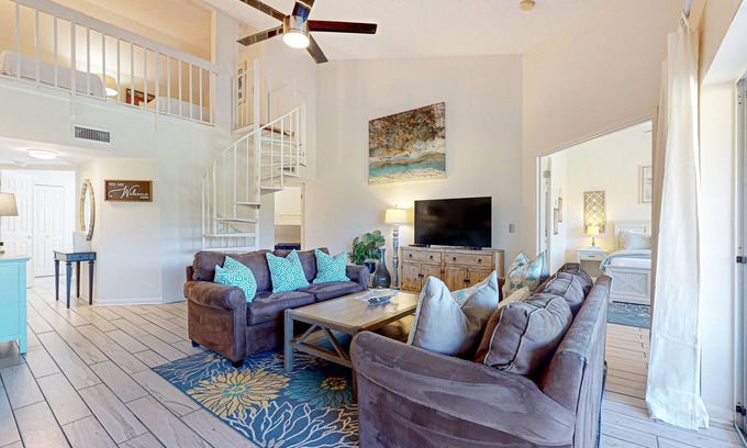 Sandestin Condo | Pet friendly condo w/screened porch & shared outdoor pool - close to beach