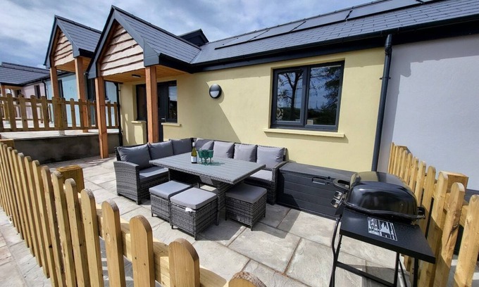 Kilgetty Cottage | Pet Friendly Cottage with Sea Views