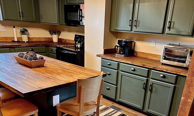 White Cabin | Pet Friendly Cozy Cabin Close to Slopes
