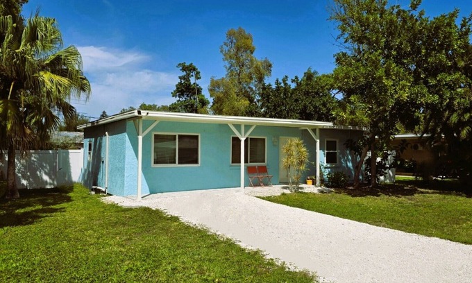 Gulf Gate Estates House | Pet Friendly Cozy Cottage Only 4 Miles From Siesta Key Beach!