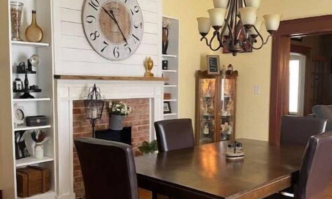 Enid House | Pet Friendly-Cozy Home in Historic District