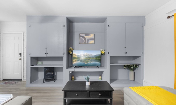 Lakeside Apartment | Pet Friendly Cozy Self Check-In Studio With Free WiFi!