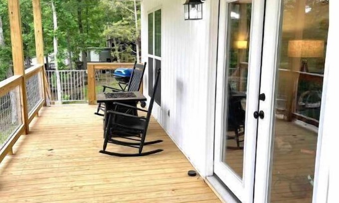 Crane Hill Cottage | Pet friendly-Crane Hill Cottage at Smith Lake
