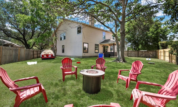 San Antonio House | Pet Friendly, Family Friendly, Huge Yard, Fire Pit, WiFi