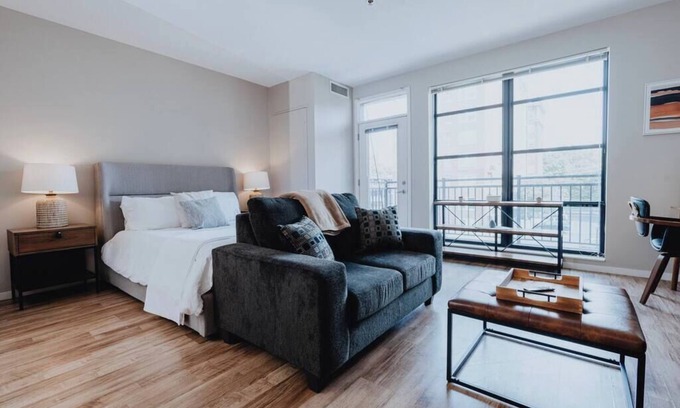 DeBaliviere Place Apartment | Pet-Friendly Forest Park Studio w/Pool & WFH Desk