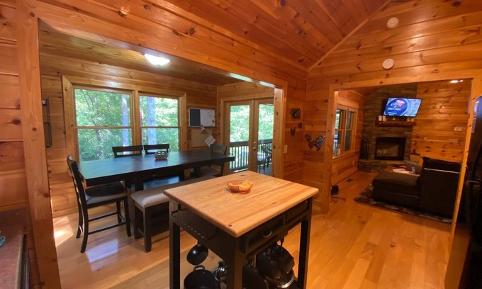 Copperhill House | Pet friendly! *Free Whitewater Rafting & Ziplining* Affordable Dog Friendly Cabin with so many amenities, you'll never want to leave!
