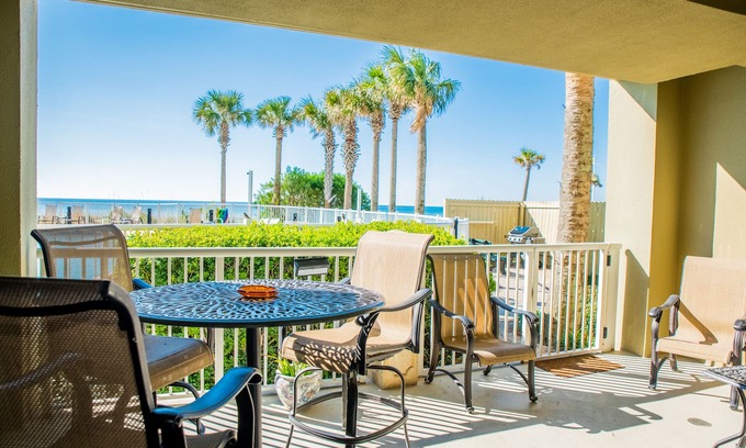 Panama City Beach Hotel | PET-FRIENDLY @ GRAND PANAMA 3BR, 1st Floor direct to the beach/pool! BEACHFRONT!