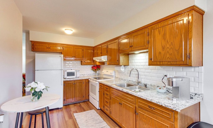 Merriam House | Pet-Friendly Getaway - Walk to Quail Creek Park