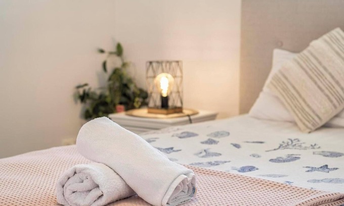 Oxenford House | Pet friendly Gold Coast holiday home, Sleeps 7, 10min walk to 'Wet n Wild'