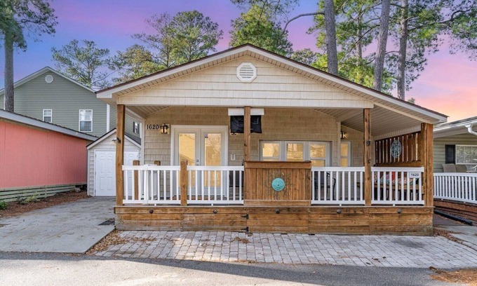 Surfside Beach House | PET-FRIENDLY, GOLF CART PROVIDED, LINENS INCLUDED IN PRICE FROM MAY 18-SEPT.6