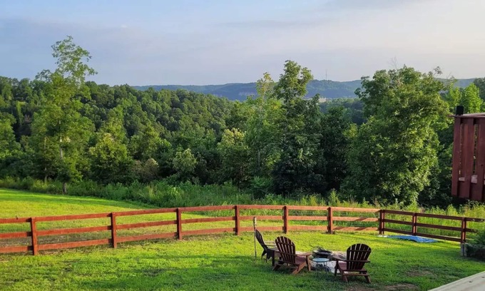 Ashland City Apartment | Pet-Friendly Guest Suite w/Private Entry and Deck! Only 30 Mins to Nashville!
