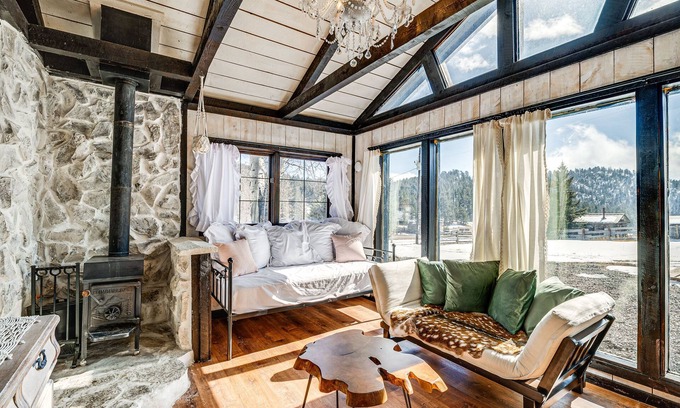 Guffey Cottage | Pet-Friendly Guffey Vacation Rental w/Deck!