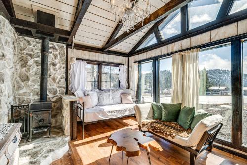 Guffey House | Pet-Friendly Guffey Vacation Rental with Deck!