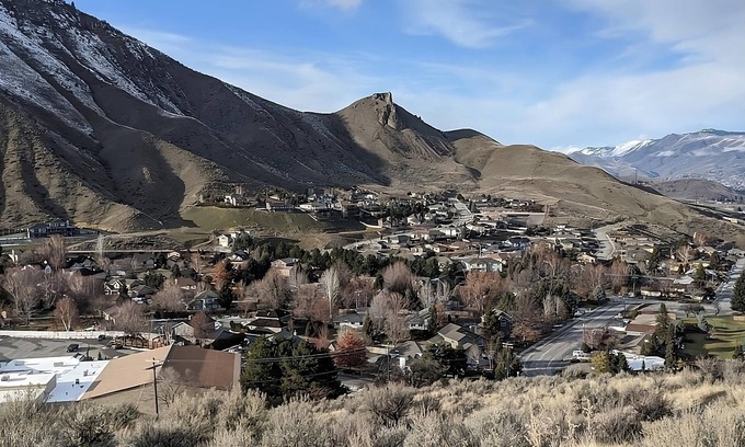 Wenatchee Hotel | Pet-Friendly Haven: Bring Your Furry Friends Along for the Adventure!