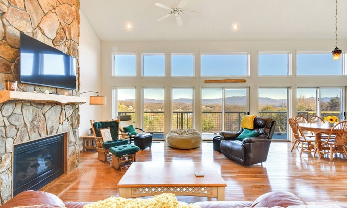 Hiawassee House | Pet-Friendly Hiawassee Property 1 Mi to Lake!