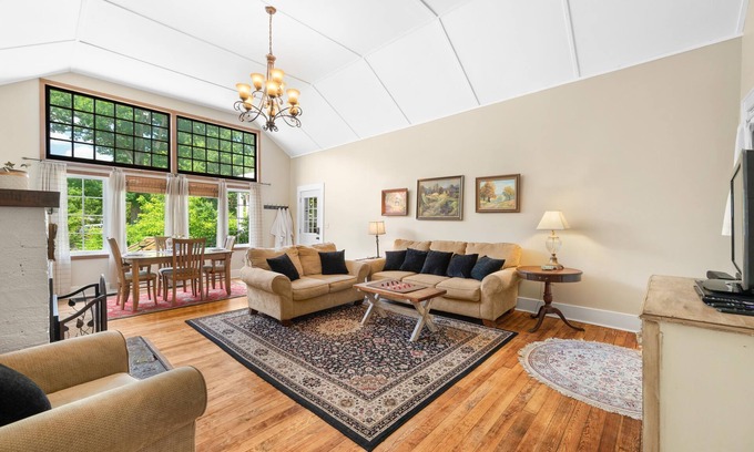 Nashville Cottage | Pet-Friendly, Historic Cottage in Downtown Nashville
