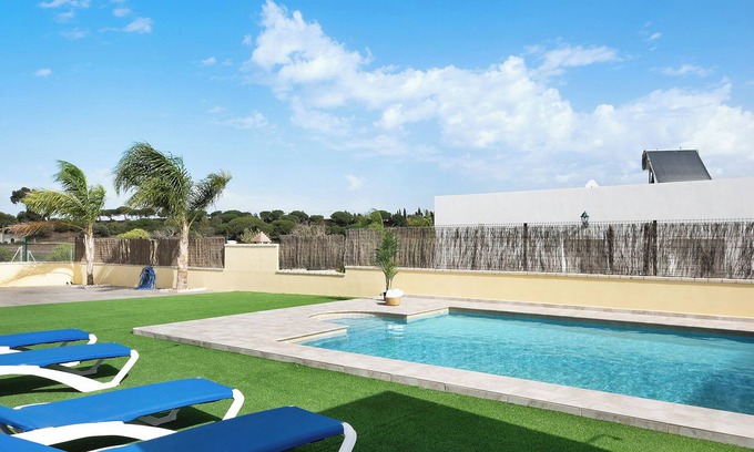 San Ambrosio House | Pet-Friendly Holiday Home "Villa Montenmedio - Juande"