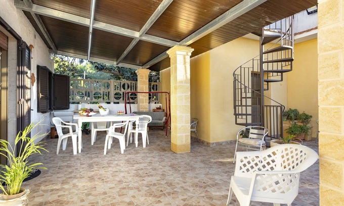 Marsala House | Pet-Friendly Holiday Home 'Nonna Tuzza' close to the Sea with Terrace & Wi-Fi