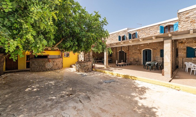 Carloforte House | Pet-Friendly Holiday Home Pescetti Bobba A with Mountain View