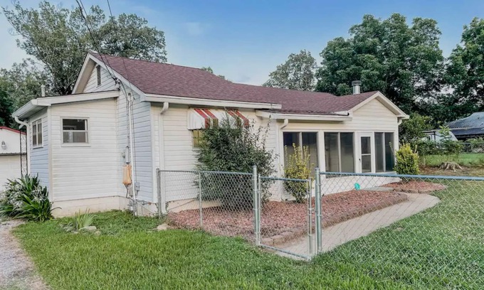 Bessemer House | Pet-friendly Home between Hoover, Tuscaloosa, Bham - close to Met, GOLF, UA