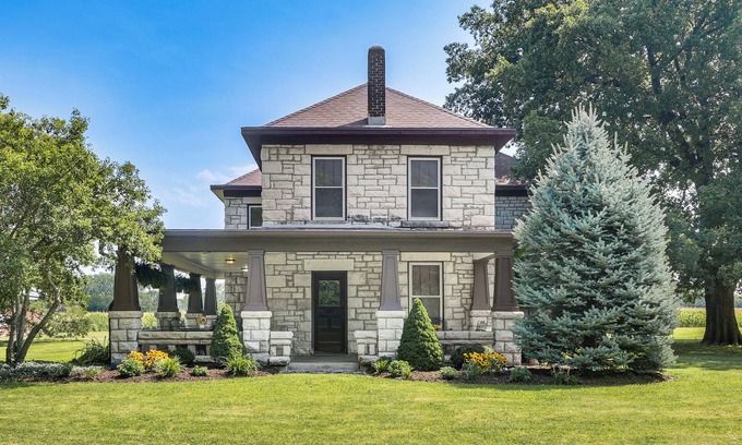 Manhattan House | Pet-Friendly Home: Grill & Fire Pit in Manhattan
