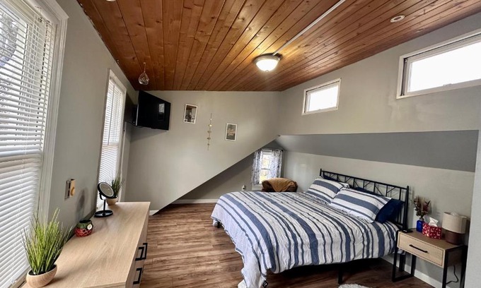 Poughkeepsie House | Pet friendly Home in Poughkeepsie- Hot Tub- Private cook experience option