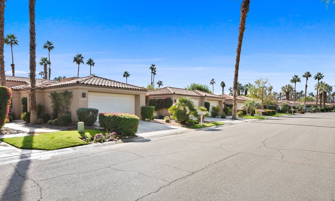 Palm Desert Condo | Pet Friendly Home with Resort Amenities, Lake View and Golf Course Nearby