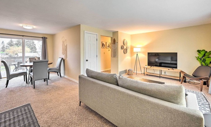 Edmonds House | Pet-Friendly Home w/ Yard ~ 1 Mi to Beach!
