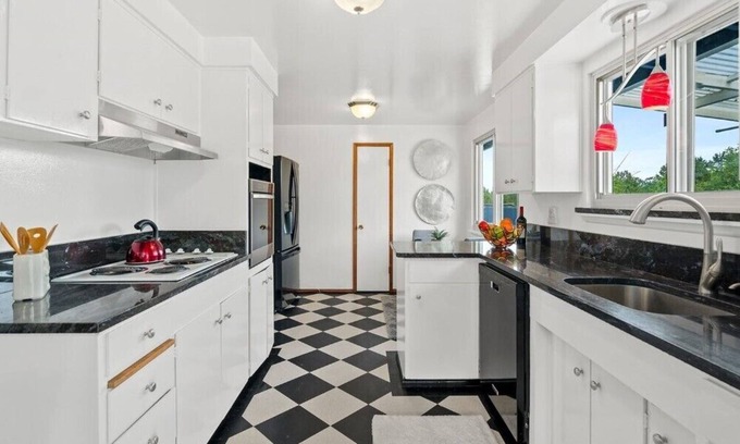 Des Moines House | Pet-friendly home with washer/dryer, deck, fenced front/backyar