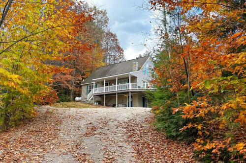 Conway House | Pet-Friendly Home with Hot Tub Near Cranmore!