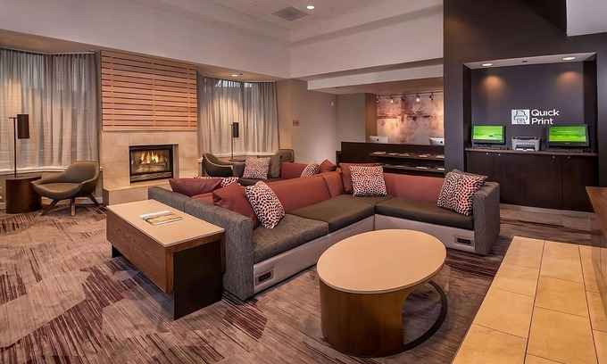Rosslyn Apartment | Pet Friendly Hotel Near Lincoln Memoria! Onsite Starbucks & Parking!