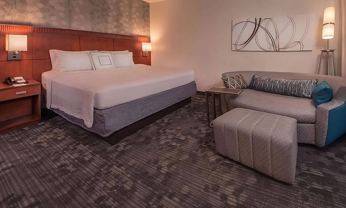 Rosslyn Apartment | Pet Friendly Hotel Near Phillips Collection! Onsite Starbucks!