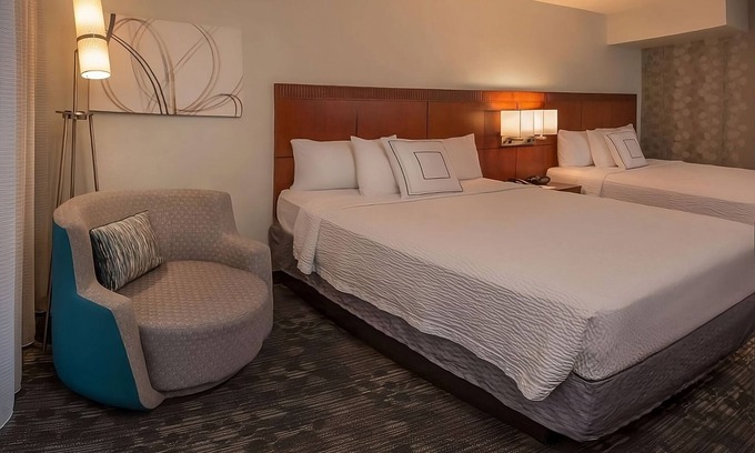 Rosslyn Apartment | Pet-Friendly Hotel Near Arlington House! Parking, Picnic Area, Onsite Starbucks!