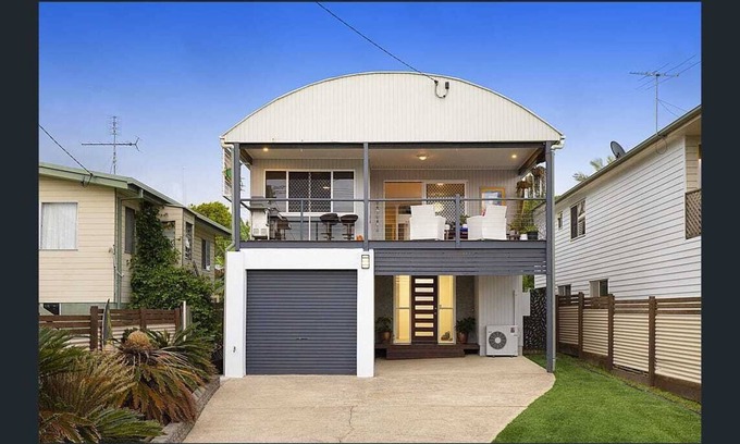 Dicky Beach House | Pet friendly house 650 m from the beach