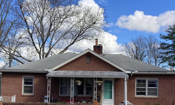Skyland House | Pet friendly house, close to airport!