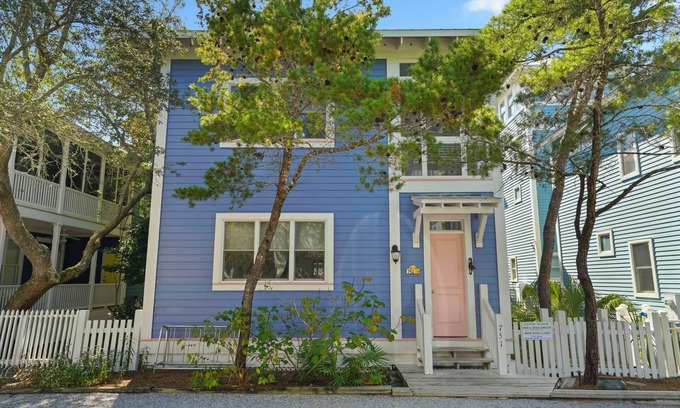 Seaside House | Pet Friendly in Seaside! Many Porches, Tower w/Views + 2 Adult Bikes!