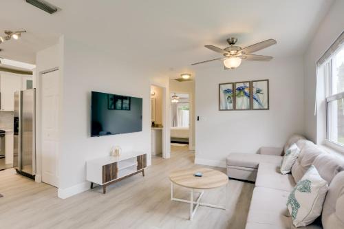 North Palm Beach Heights House | Pet-Friendly Jupiter Townhome, 6 Mi to Beaches!