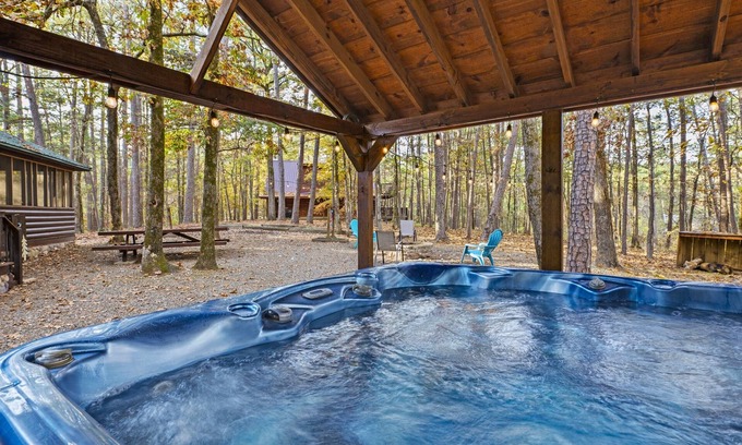 Broken Bow Cabin | Pet-Friendly | Kid’s Playset | Fire Pit | Hot Tub