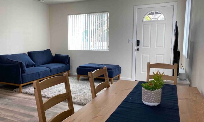 Bonita House | Pet Friendly ! - King Bed, Bk Yard, Wifi, Parking.