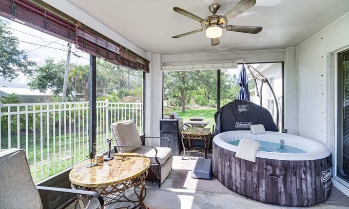 Vero Lake Estates House | Pet Friendly l HotTub l Beach 8 mi l Sebastian 7mi l Bass Fishing nBoating Swim
