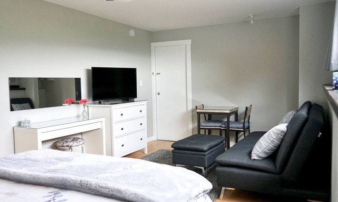 Black Mountain House | PET FRIENDLY! Licensed Bed and Breakfast.