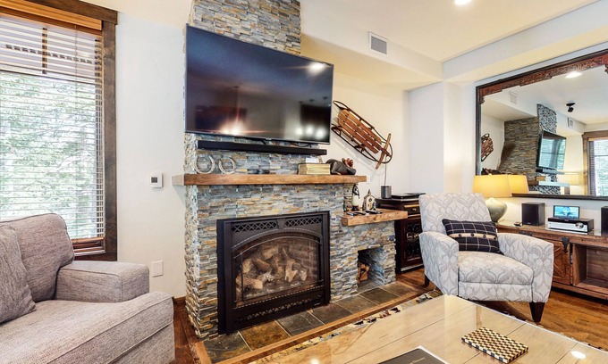 Woodwinds House | Pet-Friendly Luxury, On Golf Course. Gas Grill, Private Hot tub, Quiet