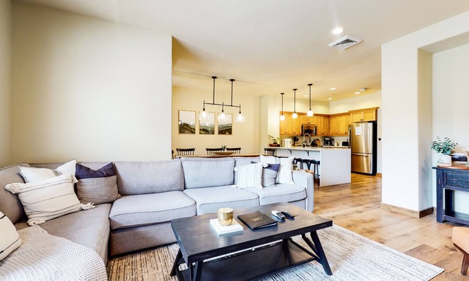 Woodwinds House | Pet-Friendly Luxury, Bright Interior, On Golf Course! Gas Grill & Hot Tub