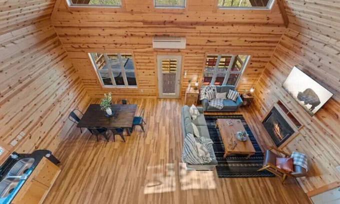 Jasper Cabin | Pet-Friendly Mnt. View Cabin Near River w/Fire Pit + Hot Tub Sleeps 10