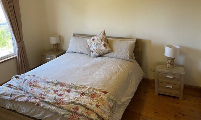 Port Lincoln House | Pet Friendly, Modern Townhouse With sea Views Looking Over Boston Bay