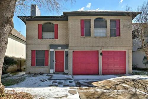 Pflugerville House | Pet Friendly Modern 3BR 25BA Nearby Park &Trail - Smoke