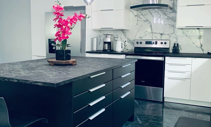 Ridge Wood Heights House | Pet friendly modern home, 2.7miles to Siesta Key!