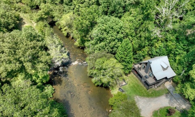 Fry Cabin | Pet friendly! Nestled right at the waters edge with great river rapid noises makes this the great escape